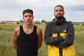 Imagen del artista Enol con su amigo y compañero Dani.