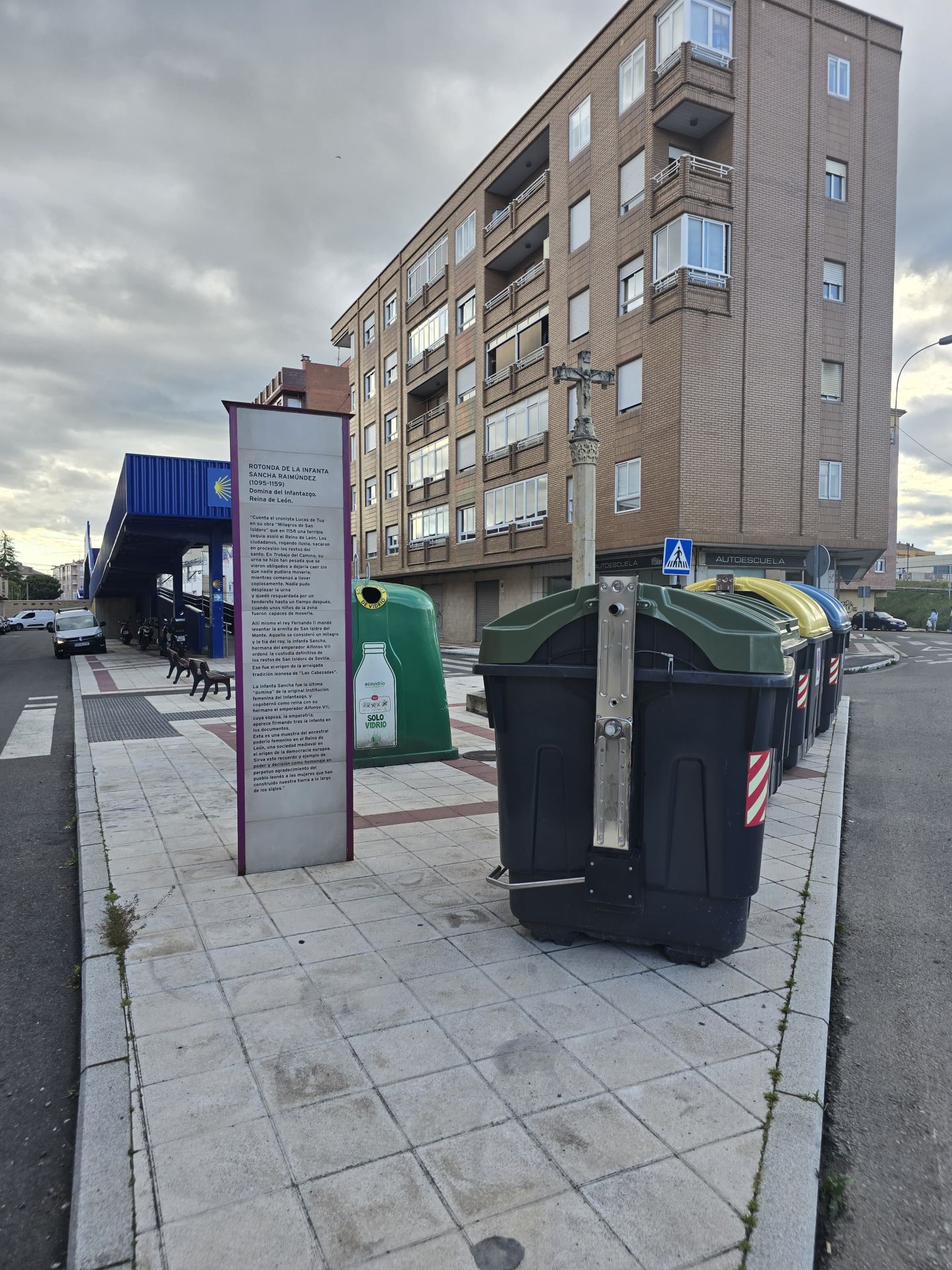 Imagen principal - Los contenedores de residuos junto al crucero.