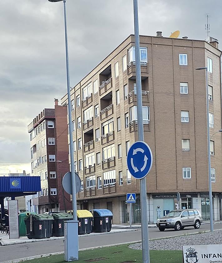 Imagen secundaria 2 - Los contenedores de residuos junto al crucero.
