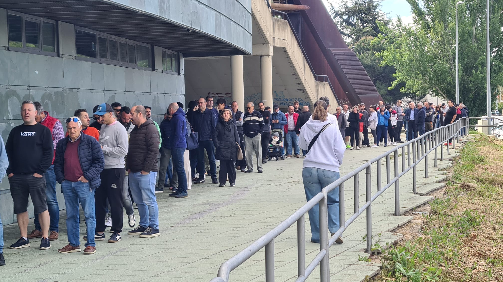Largas colas en el Reino