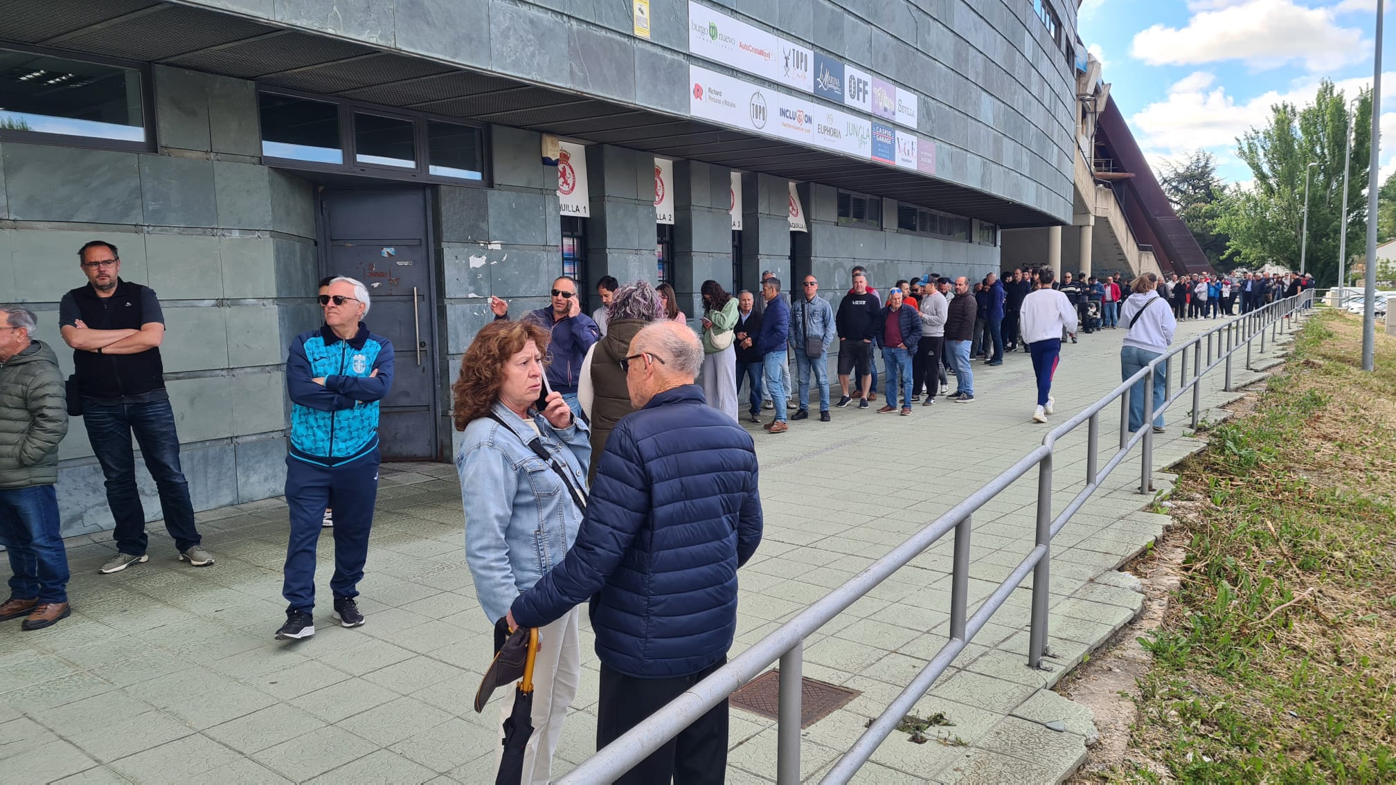 Largas colas en el Reino