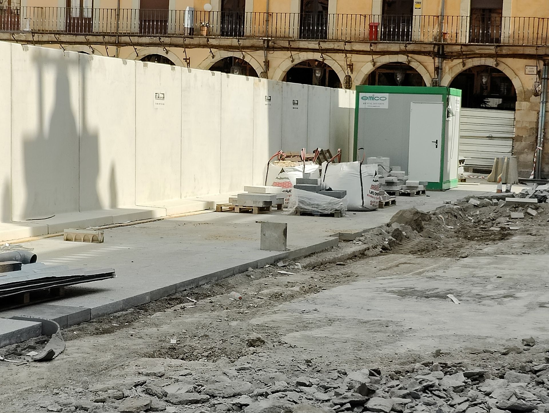 Imagen secundaria 1 - El muro de hormigón que divide la Plaza Mayor de León desde esta semana.