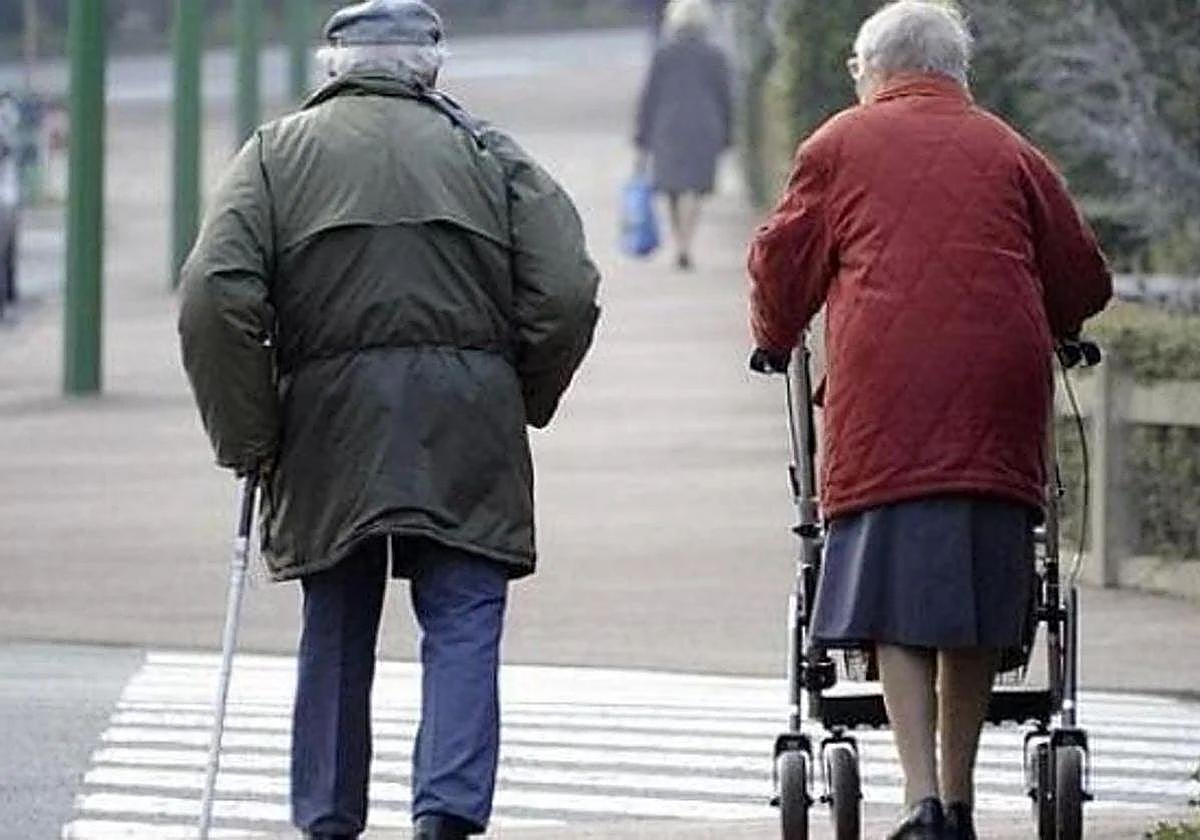 Dos personas mayores, durante un paseo.