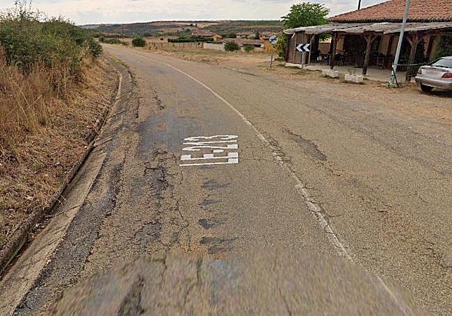 La vía LE-213 pasa por el pueblo de Mellanzos y se encuentra llena de socabones y roturas del firme