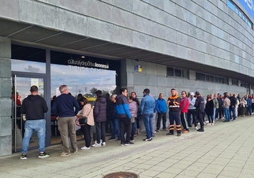 Colas durante la jornada del lunes para conseguir entradas para el Cultural-Andorra.