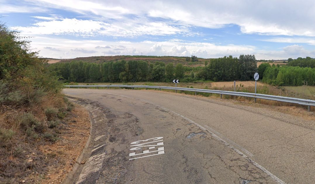 La curva de entrada al pueblo de Mellanzos se encuentra llena socabones