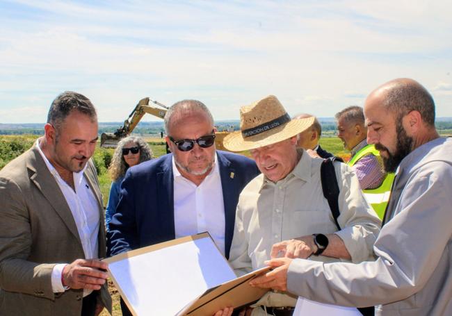 Visita institucional a Lancia en el inicio, de nuevo, de las obras.