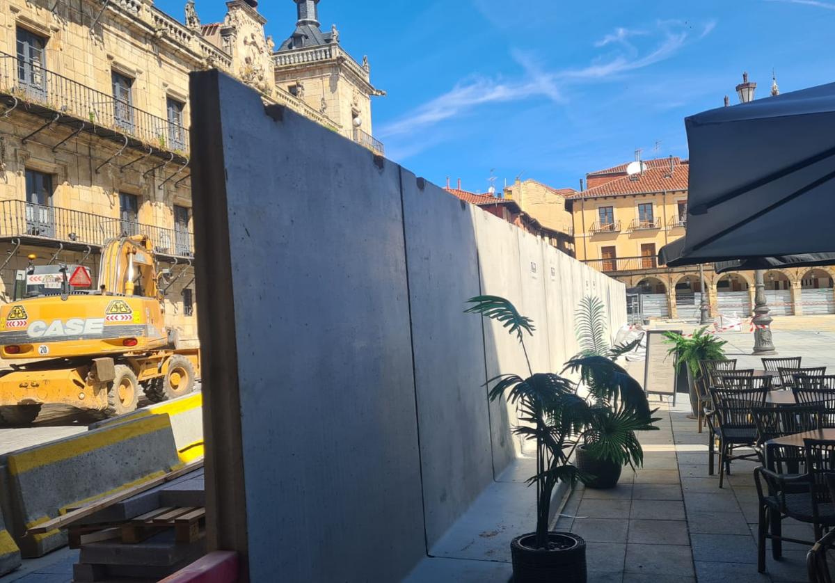El muro de bloques de hormigón que divide la Plaza Mayor.