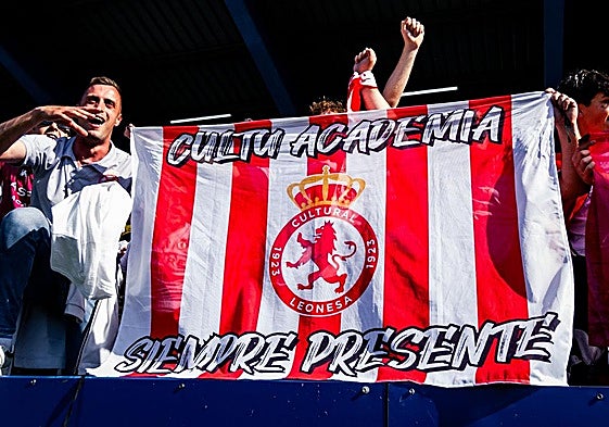 Aficionados de la Cultural en El Toralín.