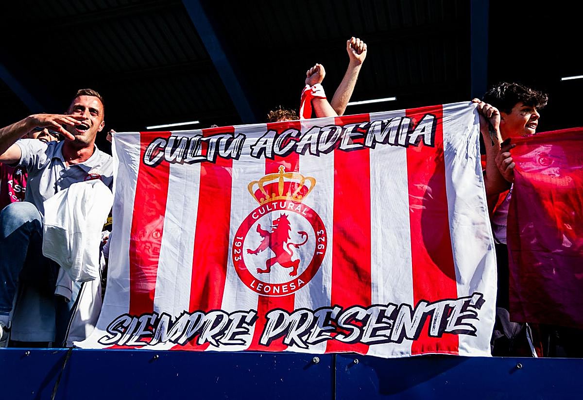 Aficionados de la Cultural en El Toralín.
