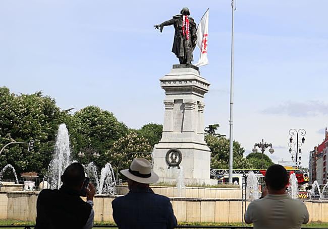 Los viandantes sacaban fotos a Guzmán vestido de la Cultural.