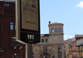 Un termómetro no llega a los veinte grados en el centro de León.