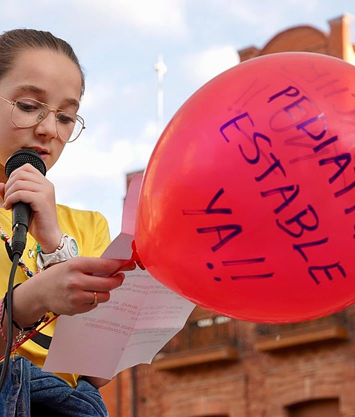 Imagen secundaria 2 - Más de mil personas se concentran en La Bañeza por su servicio de pediatría