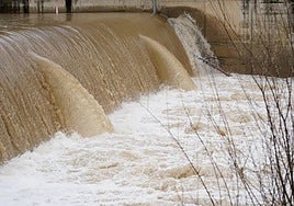 Crecida del río Bernesga a su paso por León en marzo de 2025 tras uno de los episodios de lluvia de los últimos meses.
