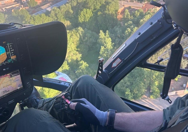El helicóptero busca al hombre desaparecido.