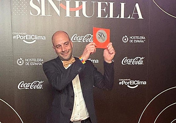 Javier Rodríguez celebra su premio.