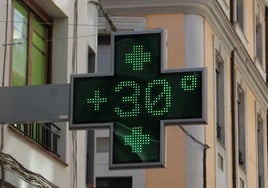 Un termómetro marca 30 grados en la plaza de las Cortes Leonesas.