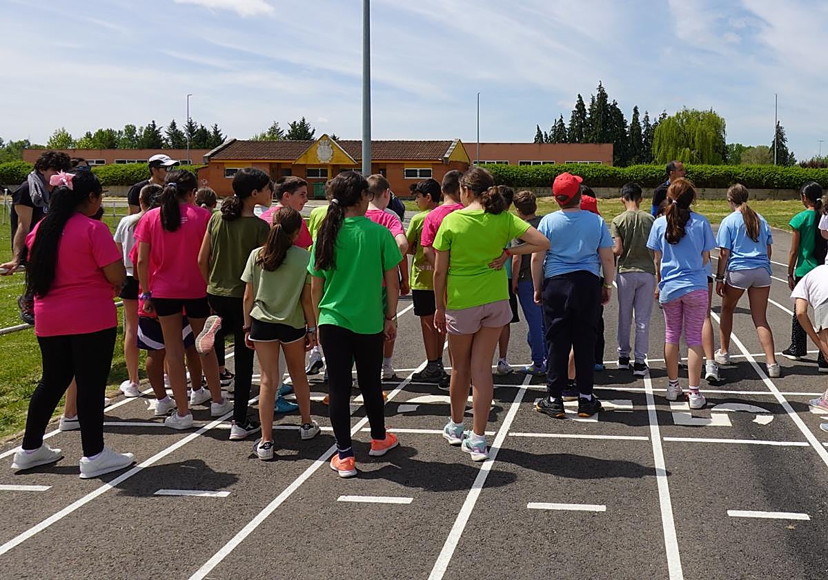 Imagen principal - Momento previo a una carrera, las pulseras de los participantes y las medallas para los ganadores en las II OrbigOlimpiadas.