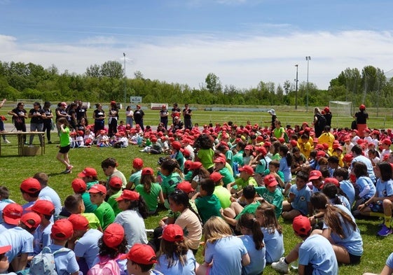 Centenares de niñas y niños disfrutan de las II OrbiOlimpiadas en Carrizo de la Ribera.