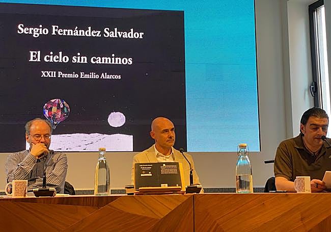 Avelino Fierro (izquierda) y Antonio Manilla (derecha) acompañan a Sergio Fernández Salvador en el ILC.