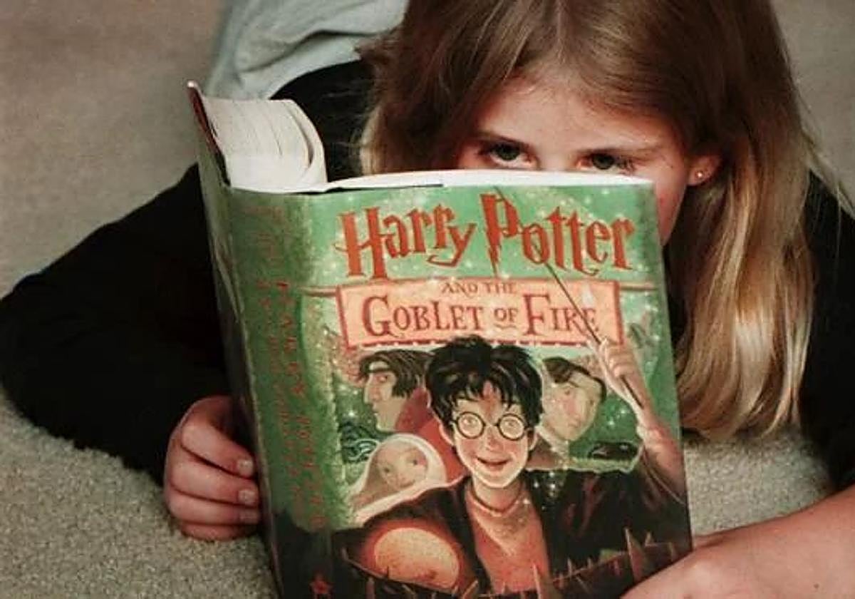 Imagen de archivo de una niña leyendo un libro de Harry Potter.