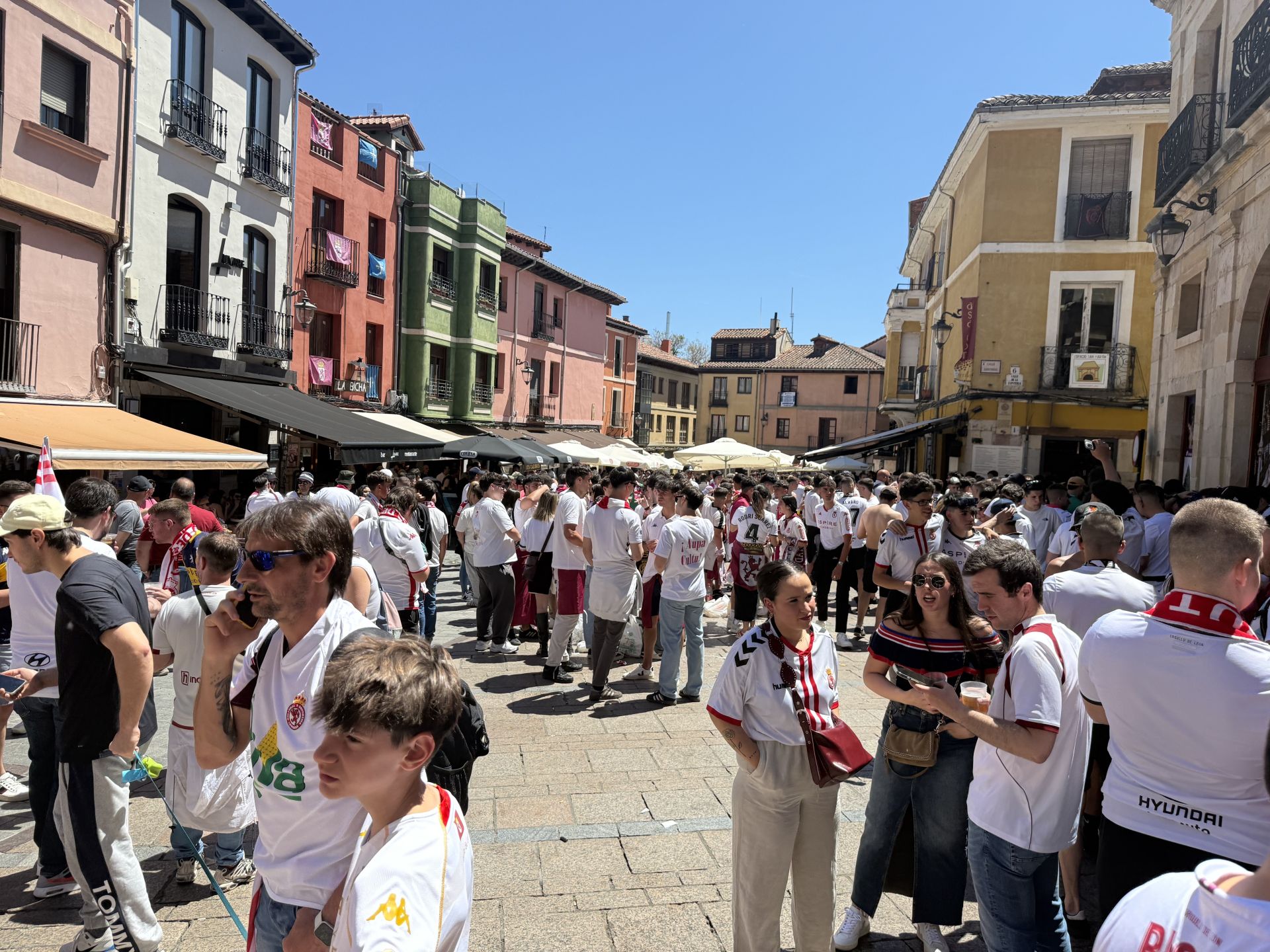 Los colores de la Cultural inundan León