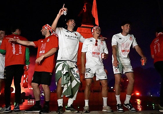 Los jugadores de la Cultural festejan el ascenso en Guzmán.