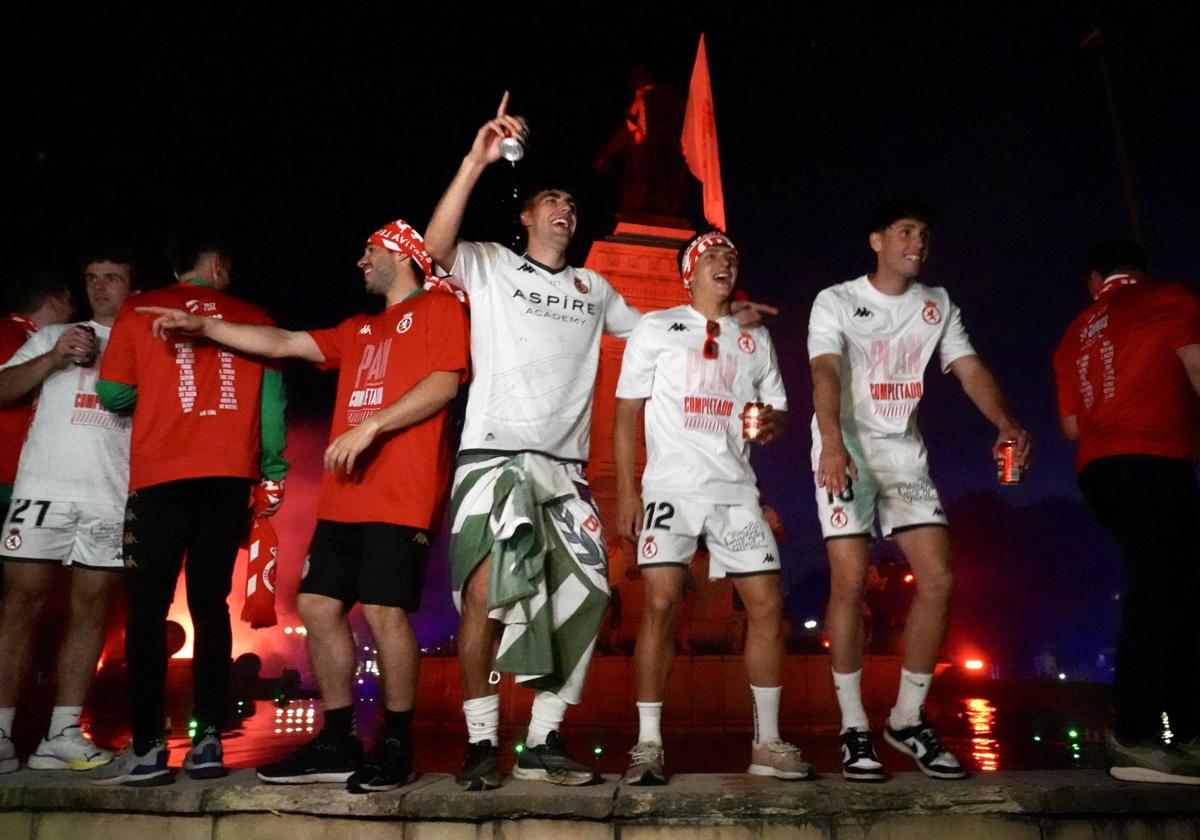 Los jugadores de la Cultural festejan el ascenso en Guzmán.