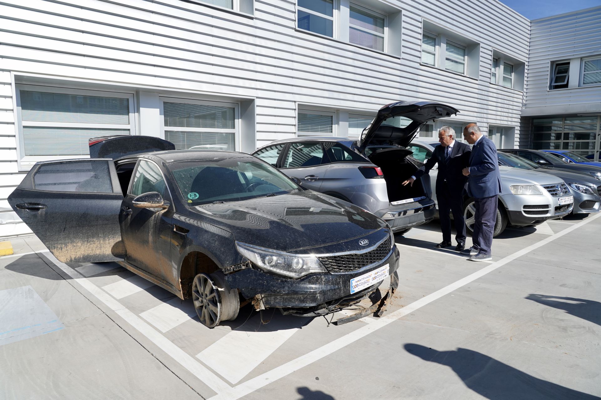 Imagen secundaria 1 - Drogas, dinero en metálico, armas y coches incautados en la operación policial.