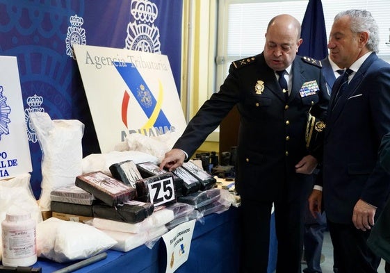 La Policía Nacional informa al delegado del Gobierno, Nicanor Sen, de la operación.
