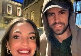 Una aficionada leonesa con Gerard Piqué en el centro de León.