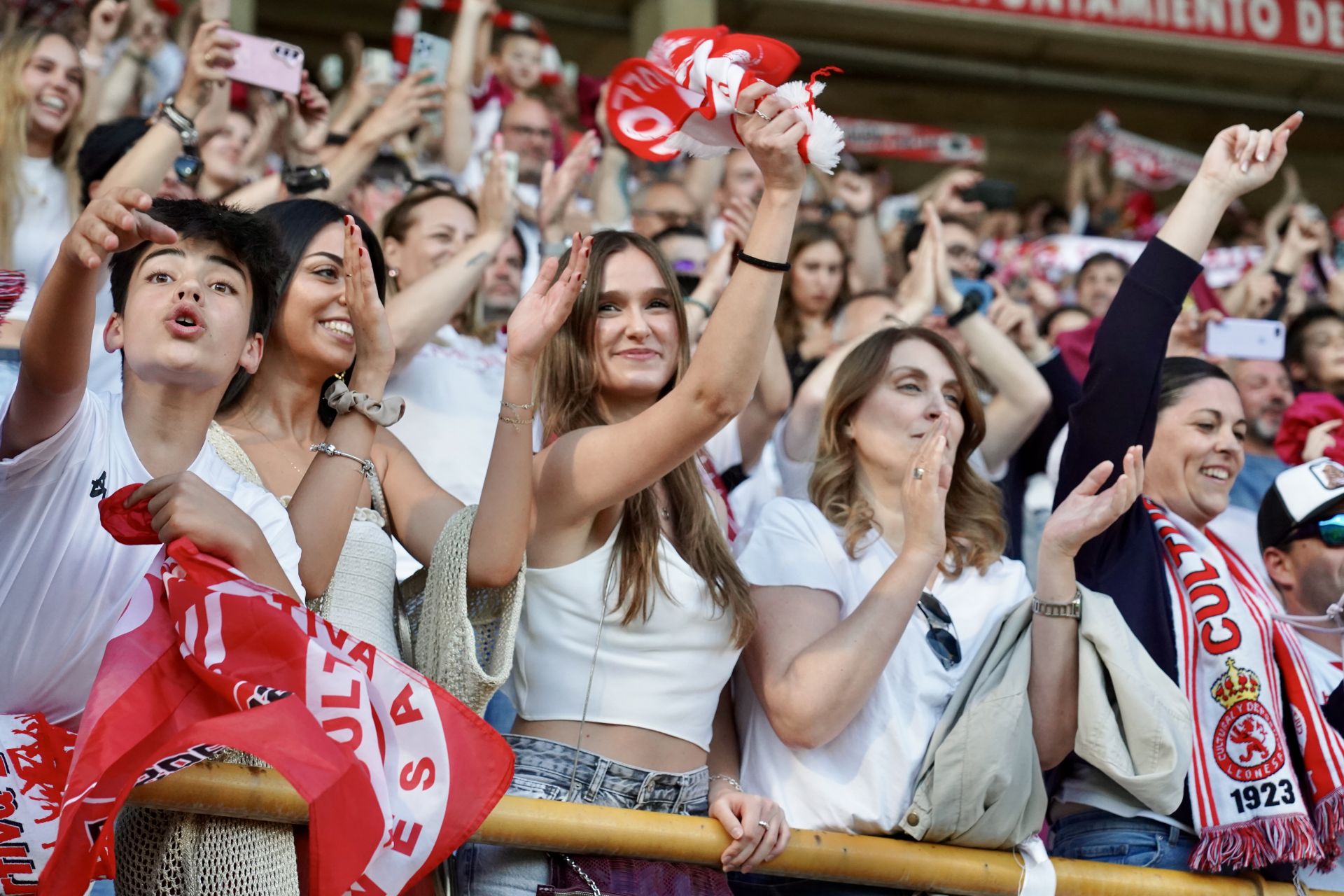 Así vivió el Reino de León el ascenso, en imágenes