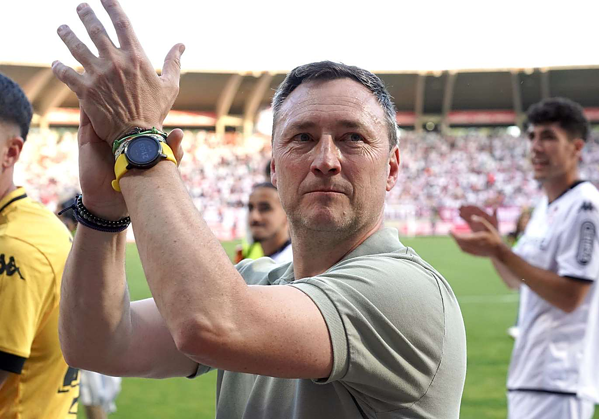 Raúl Llona, celebrando el ascenso de la Cultural