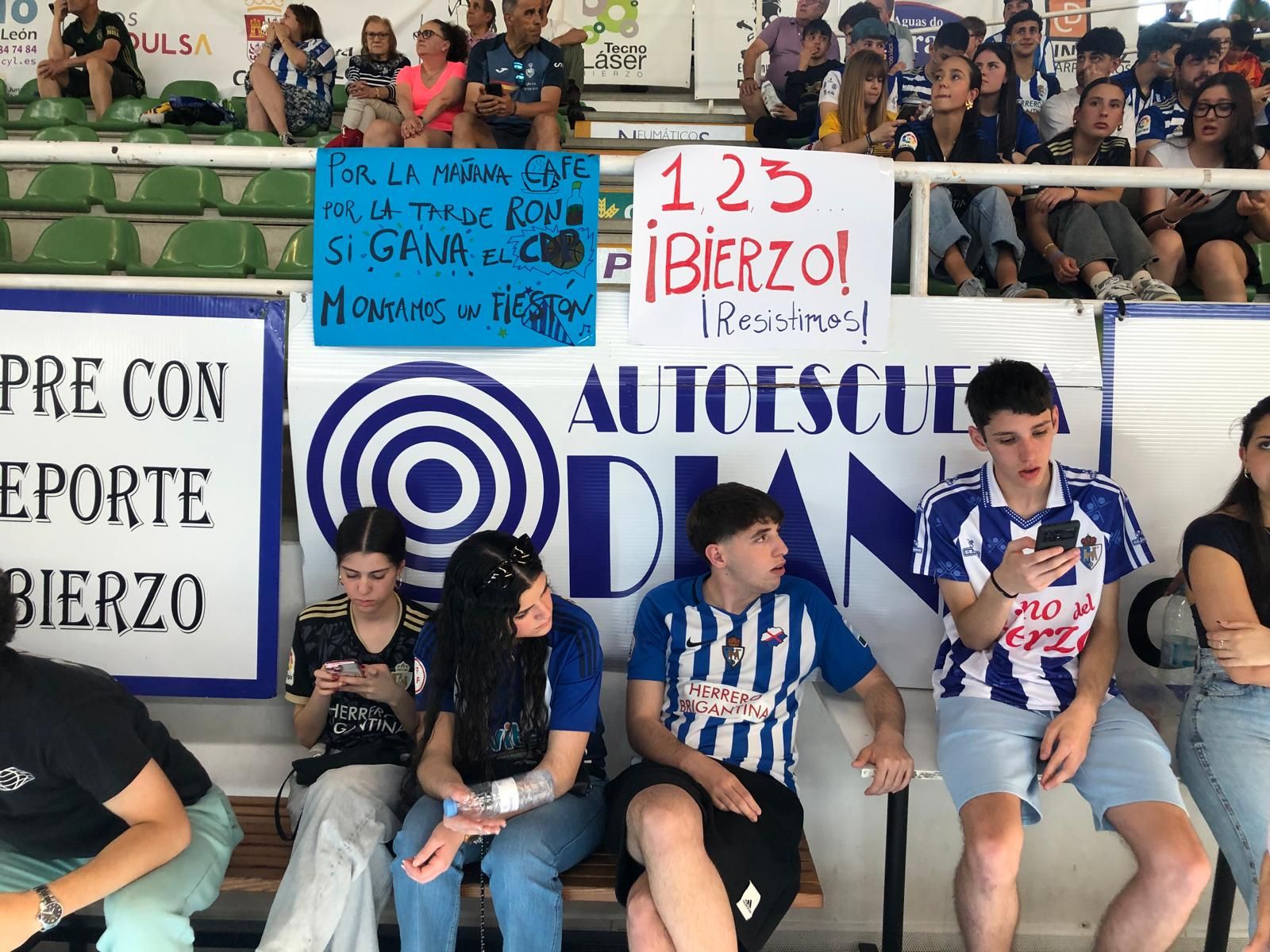 La afición de la Ponferradina sufre a pesar de la victoria