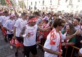Los jugadores saludando a la afición en San Marcelo.