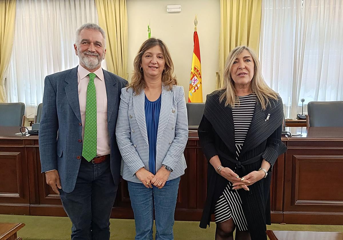 osé Manuel Gonzalo Orden, departamento de Medicina, Cirugía y Anatomía Veterinaria, Nuria González, rectora ULE y Pilar Gutiérrez, secretaria general de la ULE.