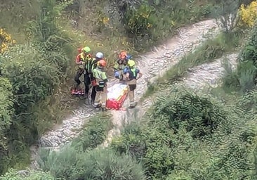 Rescatan a un hombre en una zona de difícil acceso entre Riego de Ambrós y Molinaseca