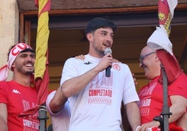 Amigo, portero de la Cultural, durante la celebración en el balcón del Ayuntamiento de León.