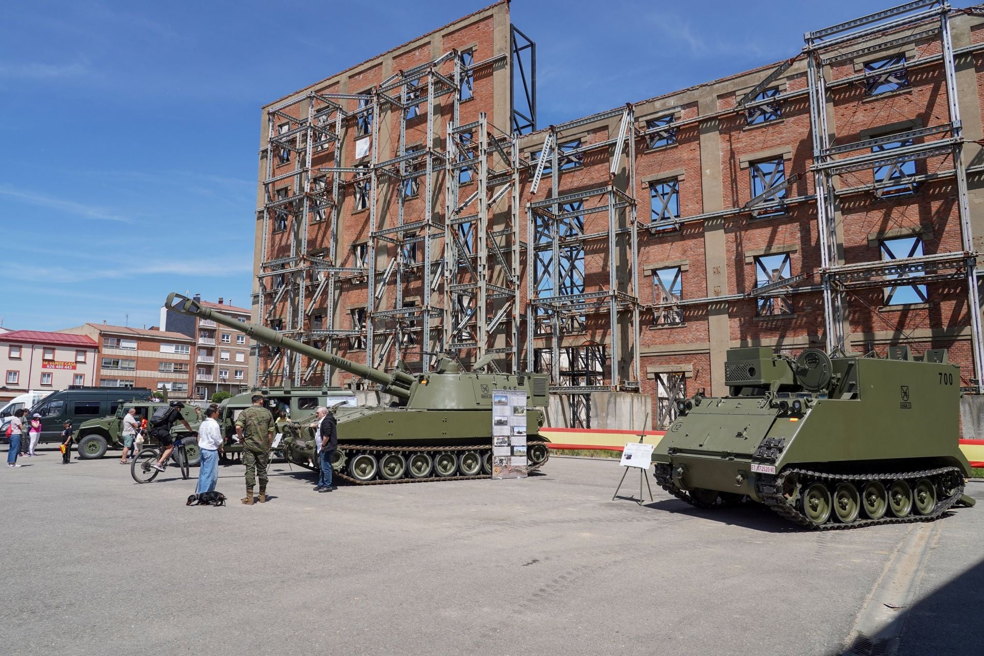 Las imágenes del Día de las Fuerzas Armadas en León