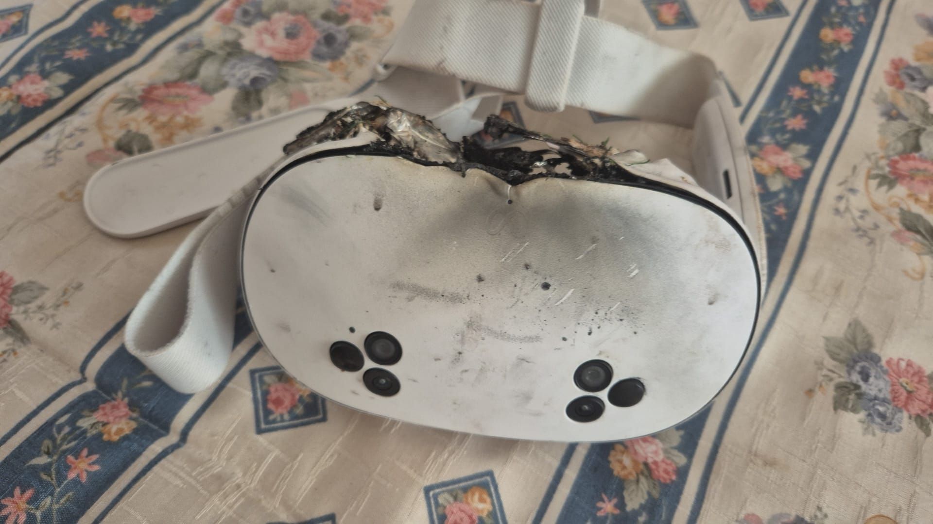 Las imágenes de unas gafas de realidad virtual tras explotar