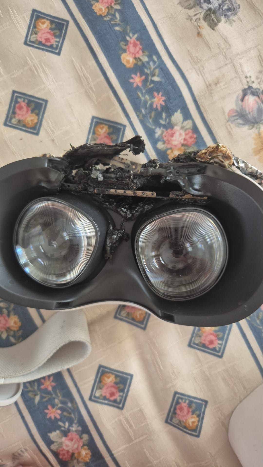 Las imágenes de unas gafas de realidad virtual tras explotar