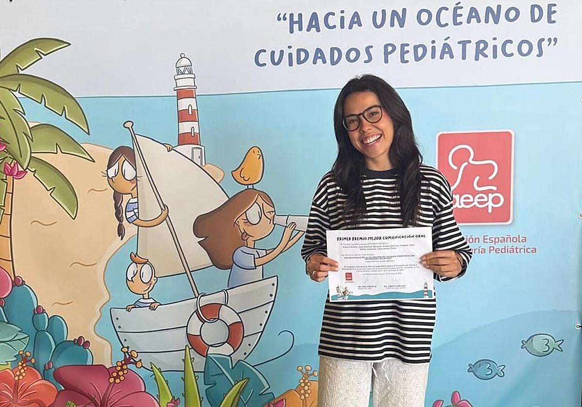 Noelia Purriños, enfermera del Caule, con el premio.