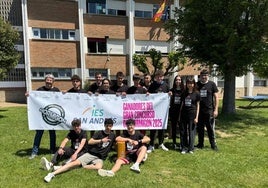 Los alumnos de bachillerato que lograron el primer premio.