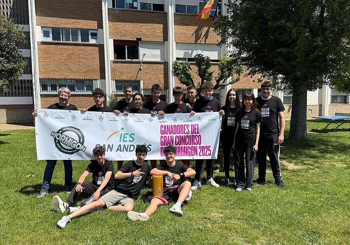 Los alumnos de bachillerato que lograron el primer premio.