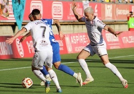 Calderón y Fornos pugnan por un balón.