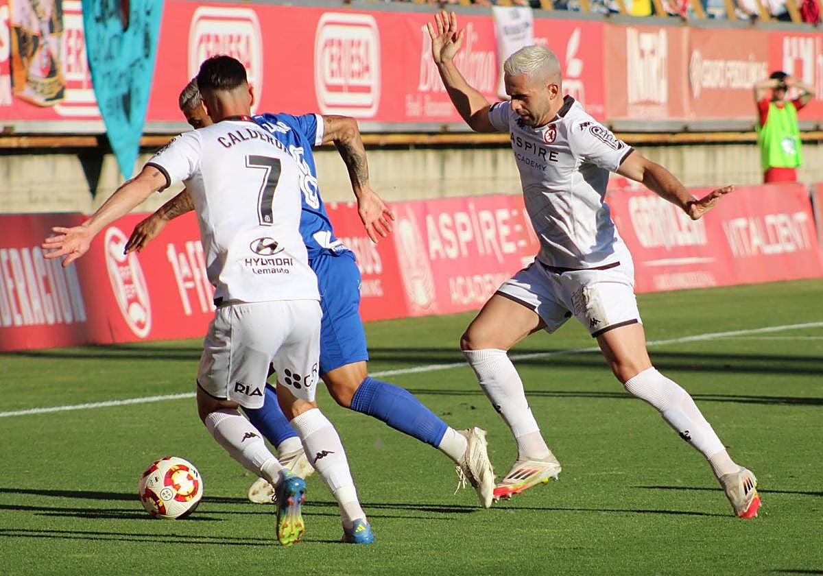 Calderón y Fornos pugnan por un balón.