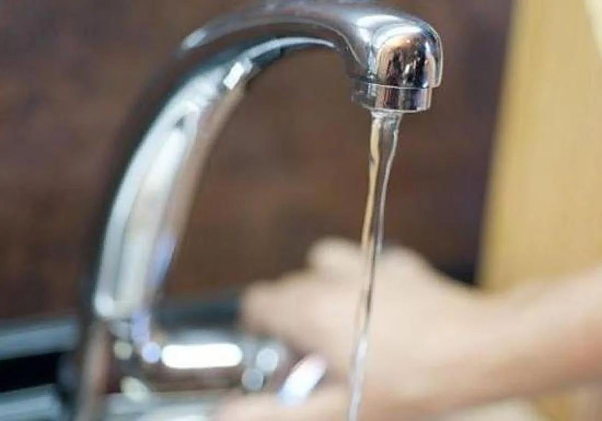 Agua del grifo.