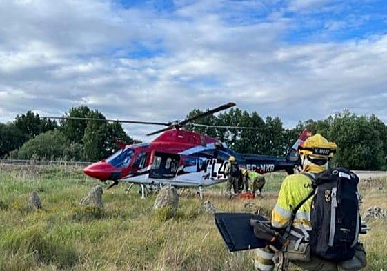 Víctor Moro López junto a sus compañeros y el helicóptero de su unidad en Sahechores de Rueda.
