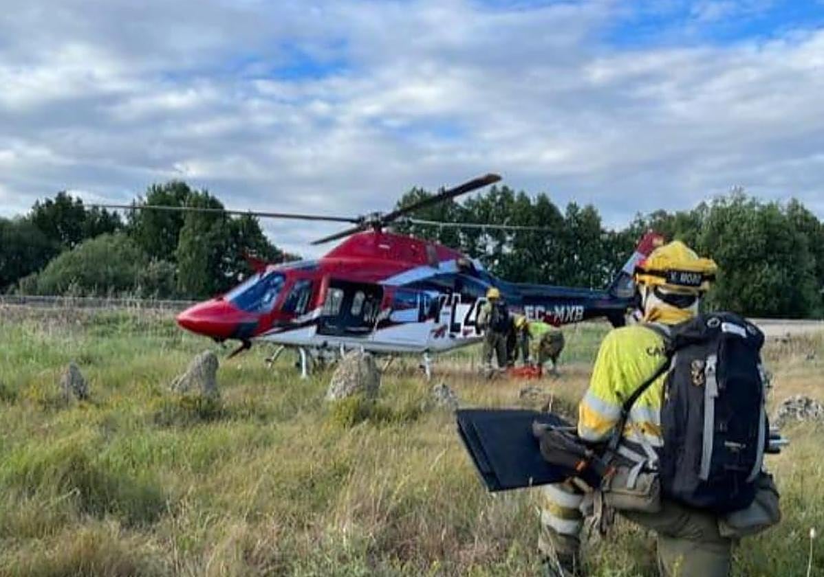 Víctor Moro López junto a sus compañeros y el helicóptero de su unidad en Sahechores de Rueda.