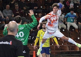 Carlos Álvarez en un partido con el Ademar.